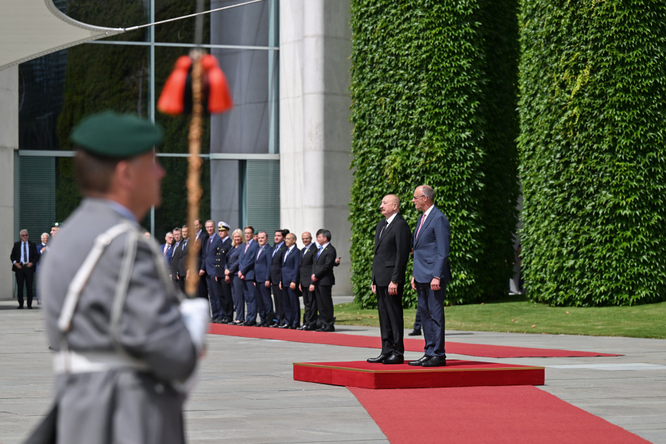 Prezident İlham Əliyevin Berlində rəsmi qarşılanma mərasimi keçirilib<font color=red> - FOTOLAR</font>