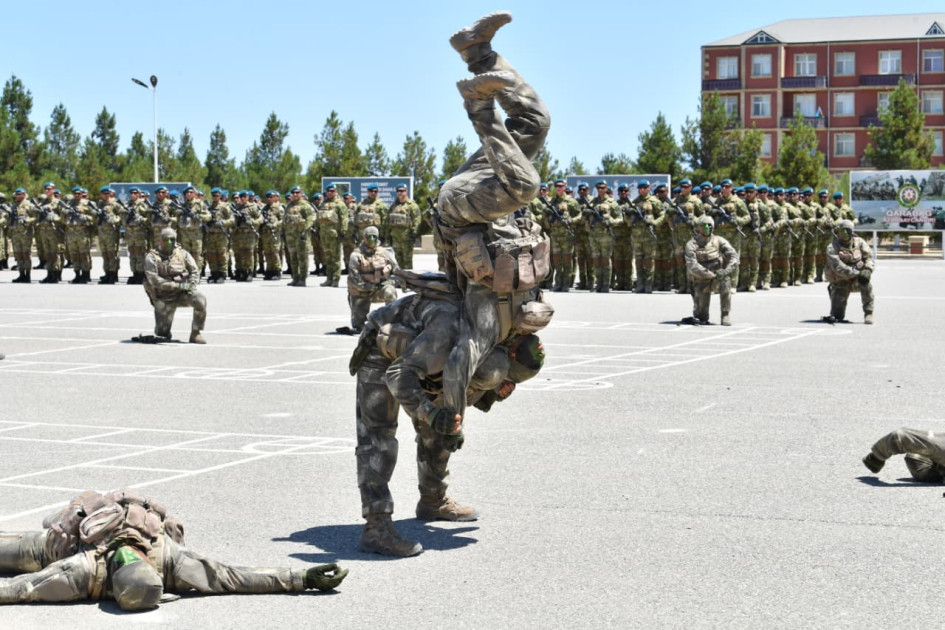 “Çevikçi” kursunu bitirmiş hərbi qulluqçulara beretlər təqdim olunub<font color=red> - FOTOLAR</font>