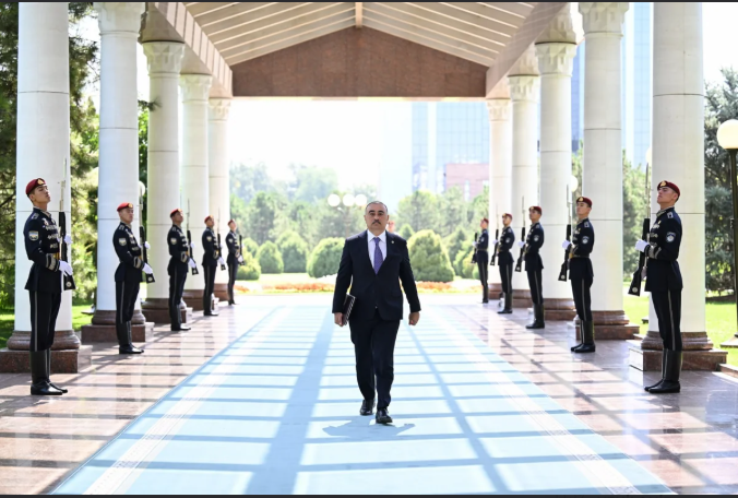 Rəşad Məmmədov etimadnaməsini Şavkat Mirziyoyevə təqdim edib<font color=red> - FOTOLAR</font>