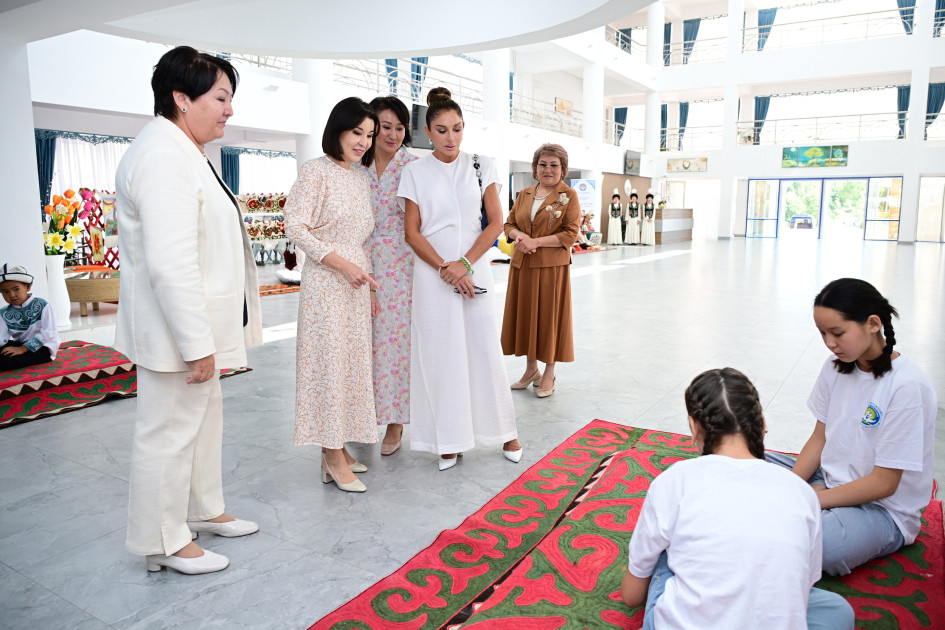Birinci xanım Mehriban Əliyeva Çolpon-Ata şəhərində “Altın-Balalık” sağlamlıq və reabilitasiya mərkəzi ilə tanış olub<font color=red> - FOTOLAR</font>