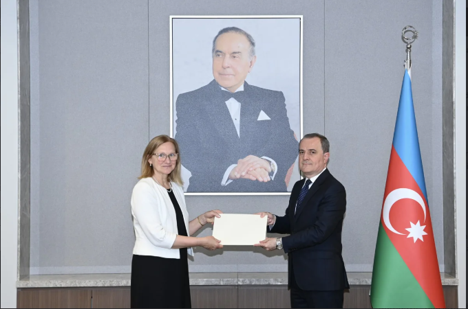 Estoniyanın yeni səfiri etimadnaməsinin surətini Ceyhun Bayramova təqdim edib<font color=red> - FOTOLAR</font>