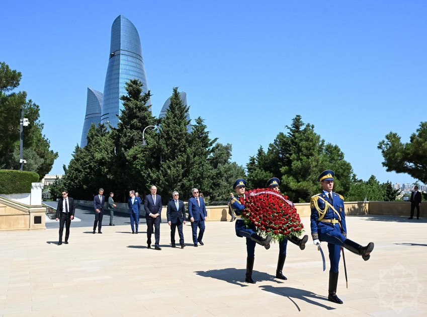İsveçrənin Federal Xarici İşlər Departamentinin rəhbəri Bakıda şəhidlərin xatirəsini anıb<font color=red> - FOTOLAR</font>