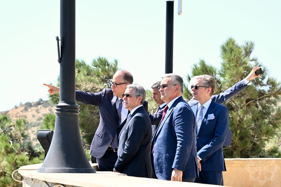 İsveçrənin Federal Xarici İşlər Departamentinin rəhbəri Bakıda şəhidlərin xatirəsini anıb<font color=red> - FOTOLAR</font>