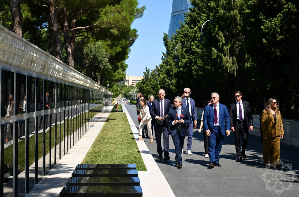 İsveçrənin Federal Xarici İşlər Departamentinin rəhbəri Bakıda şəhidlərin xatirəsini anıb<font color=red> - FOTOLAR</font>