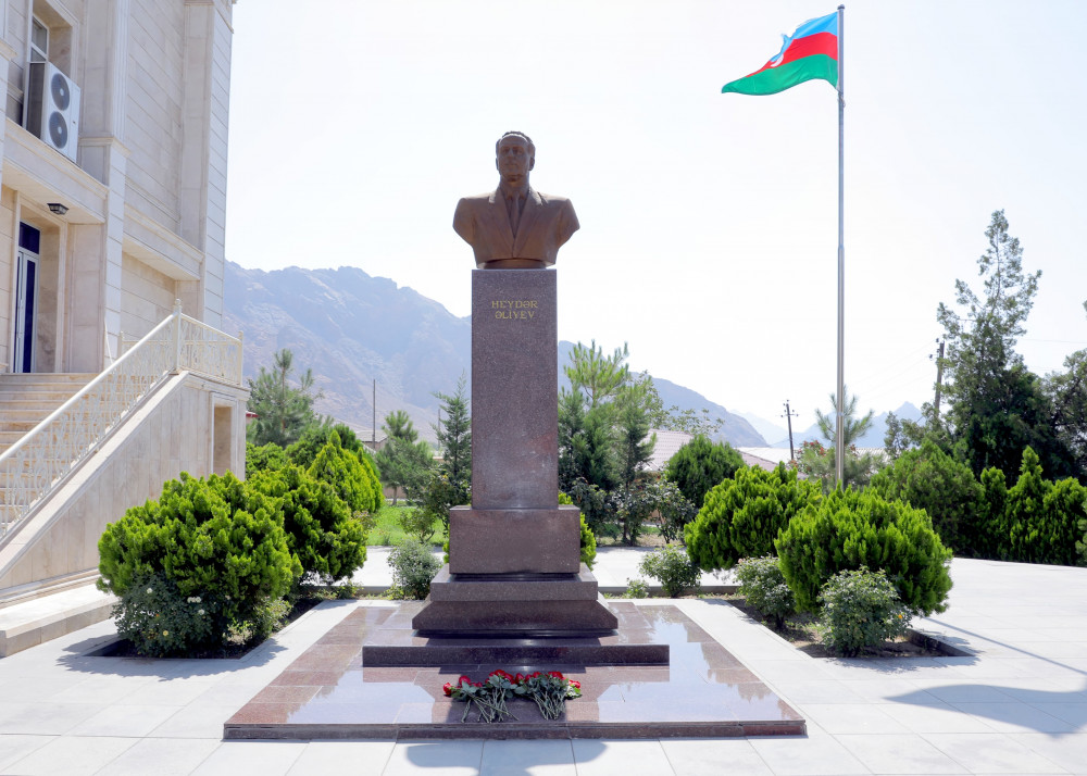 Naxçıvan şəhərinə, Ordubad və Culfa rayonlarına yeni təyin olunmuş icra hakimiyyəti başçıları kollektivlərə təqdim ediliblər<font color=red> - FOTOLAR</font>
