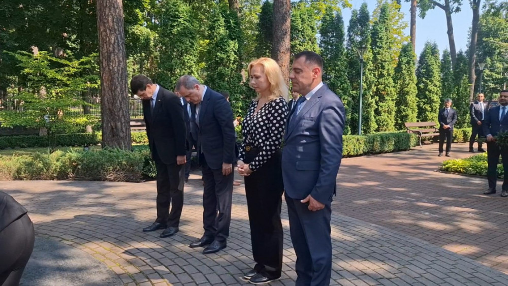 Azərbaycanın xarici işlər naziri İrpen şəhərində olub <font color=red> - FOTOLAR</font>