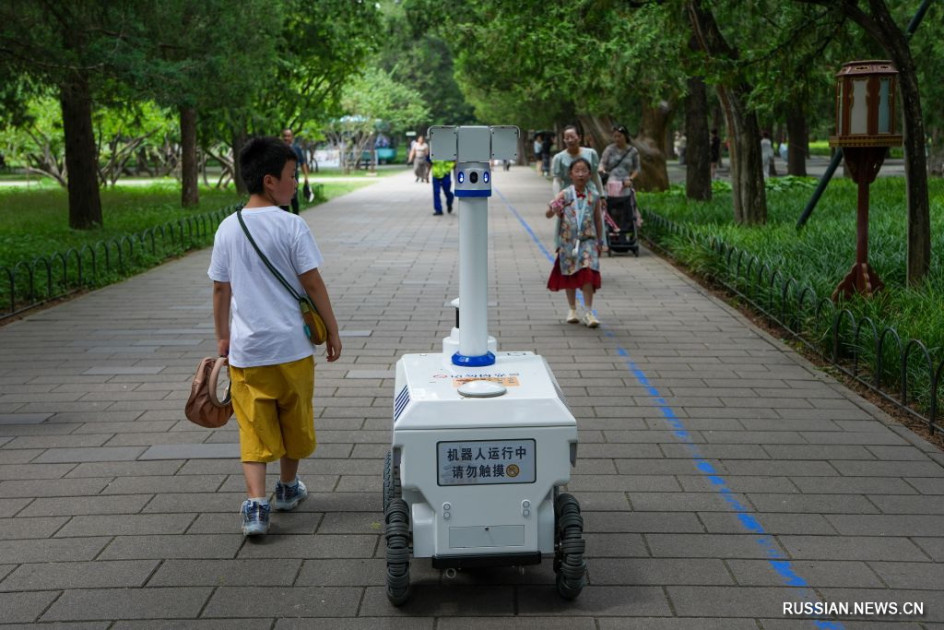 Pekin parklarında robot “əməkdaşlar” peyda olub<font color=red> - FOTOLAR</font>
