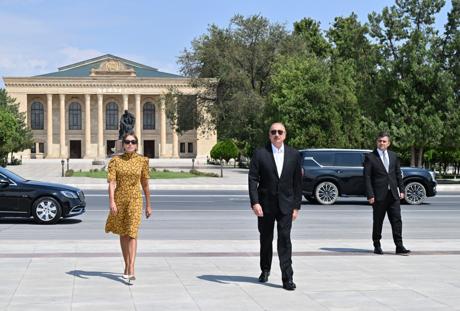 Prezident İlham Əliyev Ümummilli Liderin Naxçıvan şəhərinin mərkəzində ucaldılan abidəsini ziyarət edib<font color=red> - FOTOLAR</font>