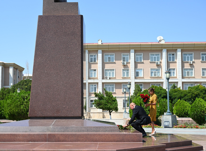 Prezident İlham Əliyev Ümummilli Liderin Naxçıvan şəhərinin mərkəzində ucaldılan abidəsini ziyarət edib<font color=red> - FOTOLAR</font>