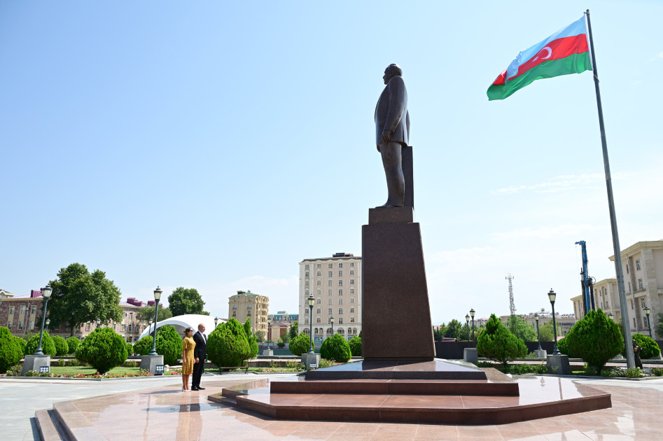Prezident İlham Əliyev Ümummilli Liderin Naxçıvan şəhərinin mərkəzində ucaldılan abidəsini ziyarət edib<font color=red> - FOTOLAR</font>
