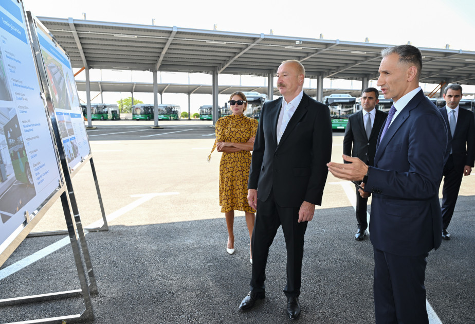 Prezident İlham Əliyev Naxçıvanda elektrik mühərrikli yeni avtobuslara baxıb, dəmir yolu infrastrukturunda aparılan yenidənqurma işləri ilə tanış olub <font color=red> - FOTOLAR</font>