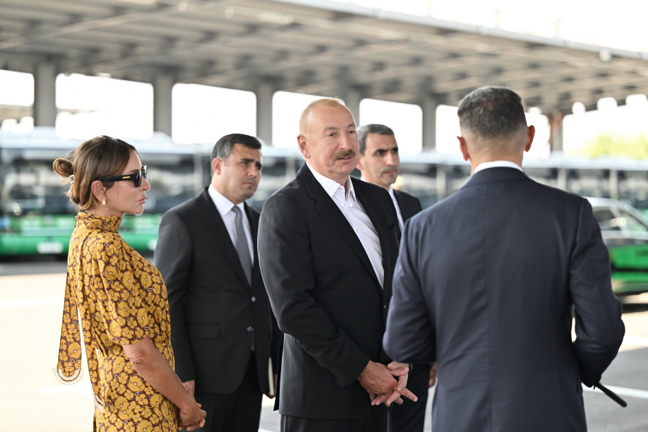 Prezident İlham Əliyev Naxçıvanda elektrik mühərrikli yeni avtobuslara baxıb, dəmir yolu infrastrukturunda aparılan yenidənqurma işləri ilə tanış olub <font color=red> - FOTOLAR</font>