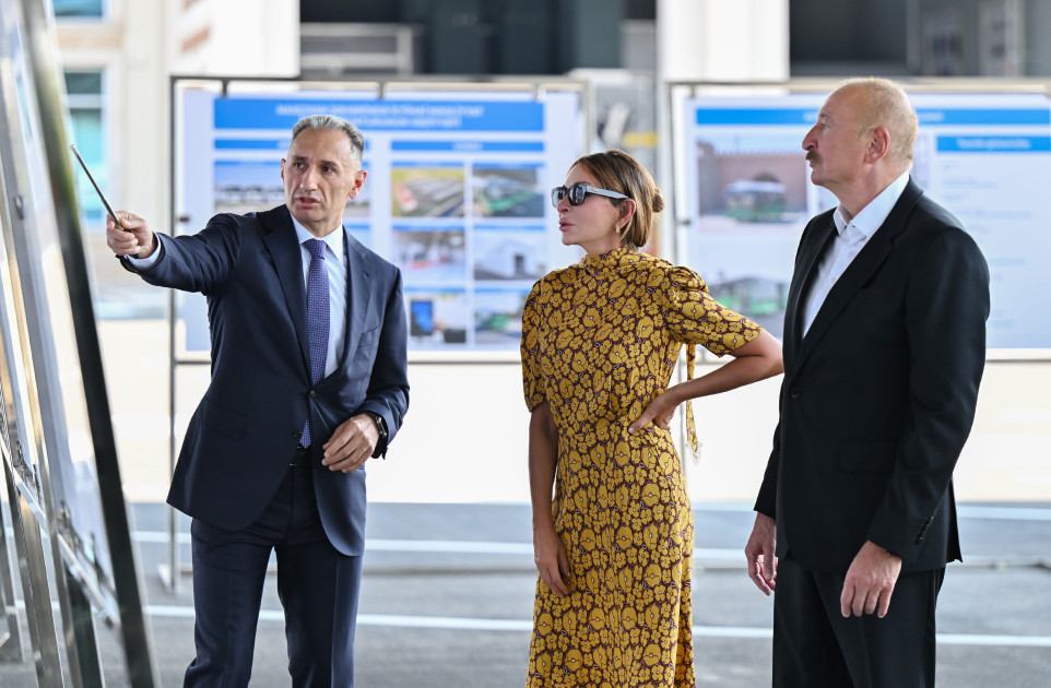 Prezident İlham Əliyev Naxçıvanda elektrik mühərrikli yeni avtobuslara baxıb, dəmir yolu infrastrukturunda aparılan yenidənqurma işləri ilə tanış olub <font color=red> - FOTOLAR</font>