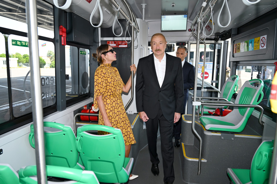 Prezident İlham Əliyev Naxçıvanda elektrik mühərrikli yeni avtobuslara baxıb, dəmir yolu infrastrukturunda aparılan yenidənqurma işləri ilə tanış olub <font color=red> - FOTOLAR</font>