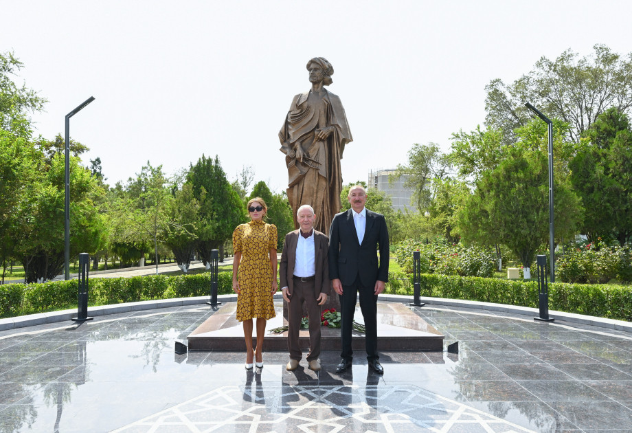 Naxçıvandakı “Əcəmi seyrangahı” istirahət kompleksində memar Əcəmi Naxçıvaninin abidəsi açılıb<font color=red> - FOTOLAR</font>