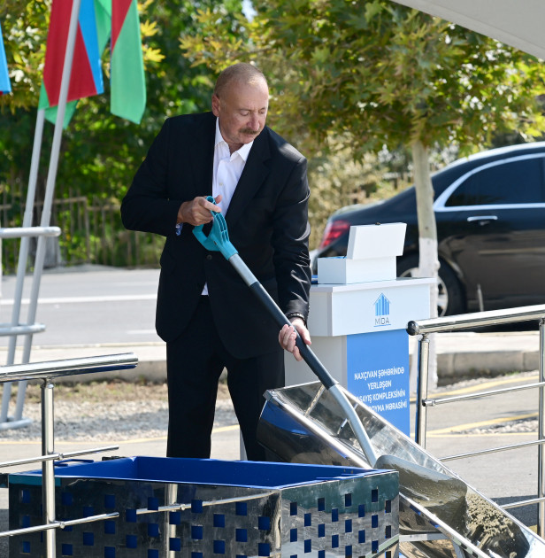 Prezident İlham Əliyev Naxçıvan şəhərində sosial evlər kompleksinin təməlini qoyub<font color=red> - FOTOLAR</font>