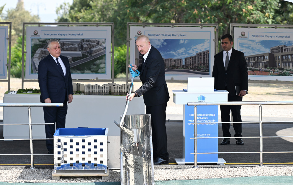 Prezident İlham Əliyev Naxçıvan şəhərində sosial evlər kompleksinin təməlini qoyub<font color=red> - FOTOLAR</font>
