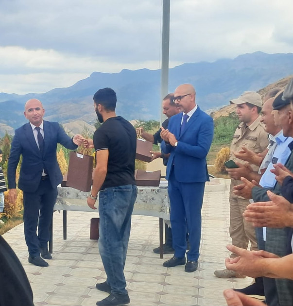 Şuşanın Kiçik Qaladərəsi kəndinə köçən 11 ailəyə mənzillərin açarları təqdim edilib<font color=red> - FOTOLAR</font>