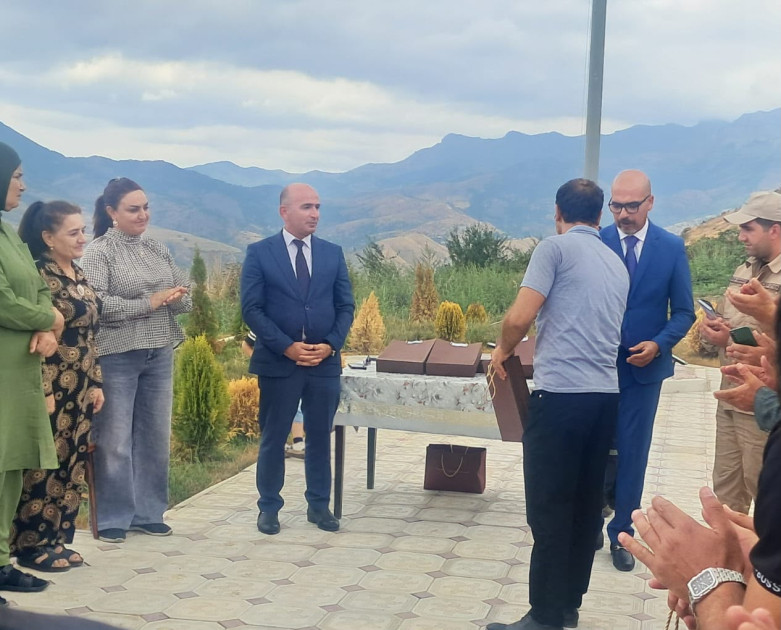 Şuşanın Kiçik Qaladərəsi kəndinə köçən 11 ailəyə mənzillərin açarları təqdim edilib<font color=red> - FOTOLAR</font>