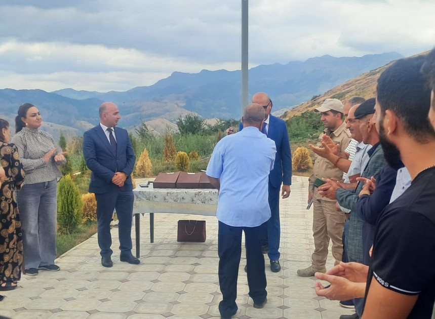 Şuşanın Kiçik Qaladərəsi kəndinə köçən 11 ailəyə mənzillərin açarları təqdim edilib<font color=red> - FOTOLAR</font>