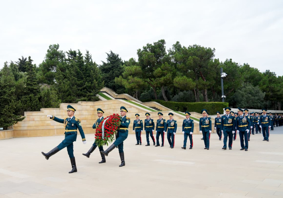 DSX rəhbərliyi Fəxri xiyabanı və Şəhidlər xiyabanını ziyarət edib<font color=red> - FOTOLAR</font>