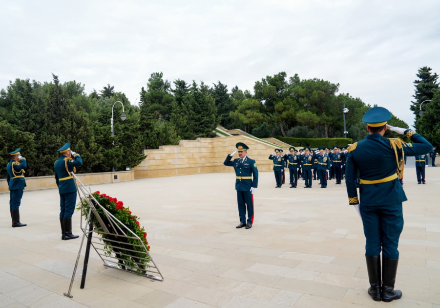 DSX rəhbərliyi Fəxri xiyabanı və Şəhidlər xiyabanını ziyarət edib<font color=red> - FOTOLAR</font>