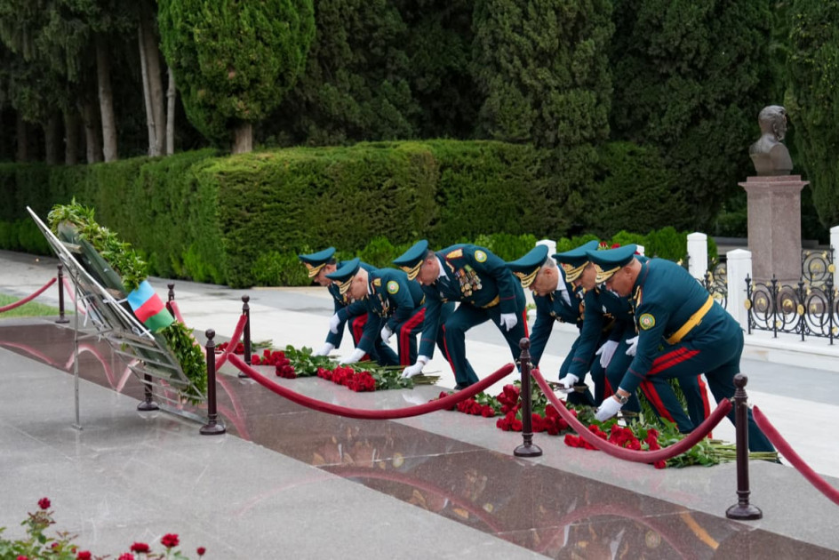 DSX rəhbərliyi Fəxri xiyabanı və Şəhidlər xiyabanını ziyarət edib<font color=red> - FOTOLAR</font>