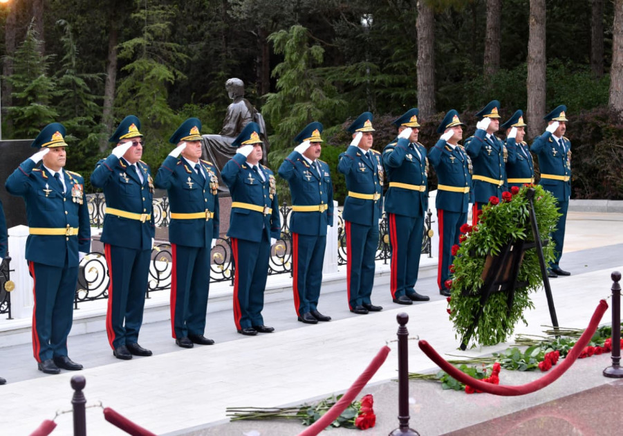 DSX rəhbərliyi Fəxri xiyabanı və Şəhidlər xiyabanını ziyarət edib<font color=red> - FOTOLAR</font>