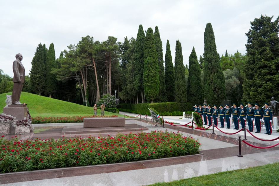 DSX rəhbərliyi Fəxri xiyabanı və Şəhidlər xiyabanını ziyarət edib<font color=red> - FOTOLAR</font>