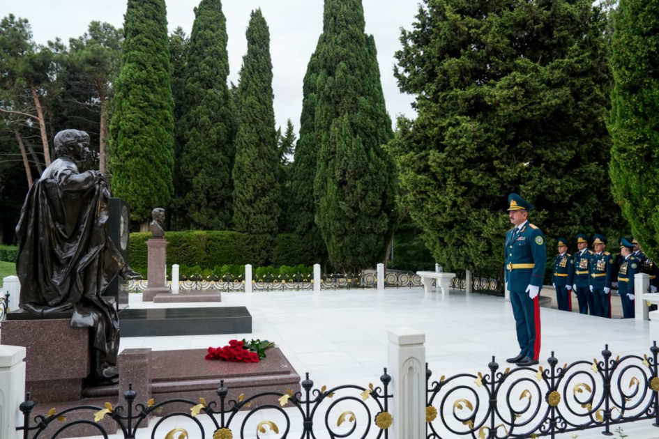 DSX rəhbərliyi Fəxri xiyabanı və Şəhidlər xiyabanını ziyarət edib<font color=red> - FOTOLAR</font>