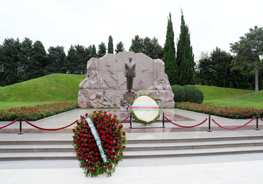 DSX rəhbərliyi Fəxri xiyabanı və Şəhidlər xiyabanını ziyarət edib<font color=red> - FOTOLAR</font>