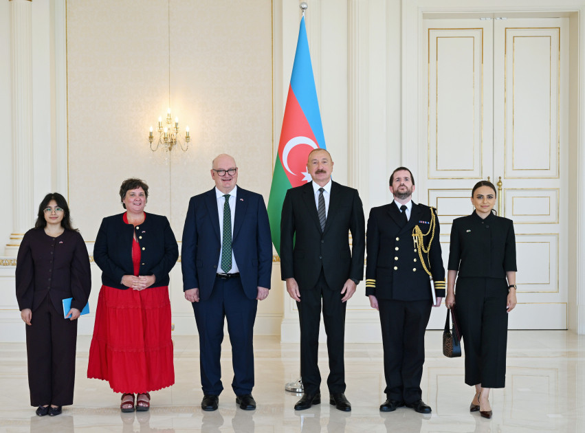 Prezident İlham Əliyev Böyük Britaniyanın Azərbaycanda yeni təyin olunmuş səfirinin etimadnaməsini qəbul edib<font color=red> - FOTOLAR</font>