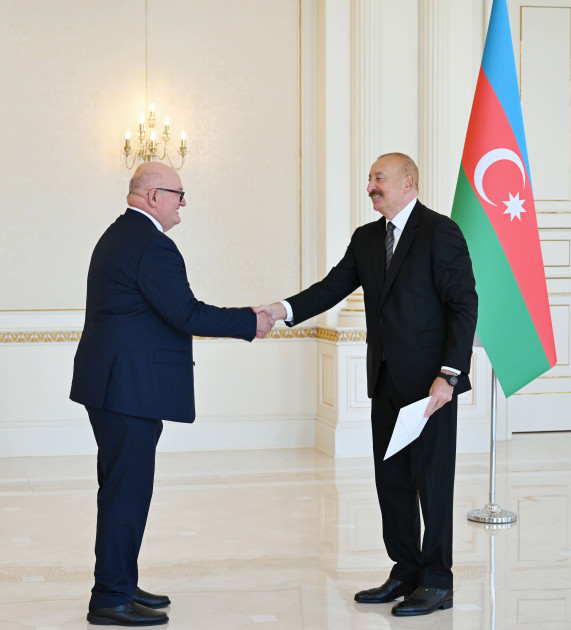 Prezident İlham Əliyev Böyük Britaniyanın Azərbaycanda yeni təyin olunmuş səfirinin etimadnaməsini qəbul edib<font color=red> - FOTOLAR</font>