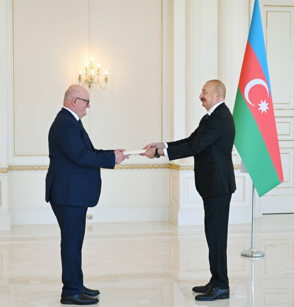 Prezident İlham Əliyev Böyük Britaniyanın Azərbaycanda yeni təyin olunmuş səfirinin etimadnaməsini qəbul edib<font color=red> - FOTOLAR</font>