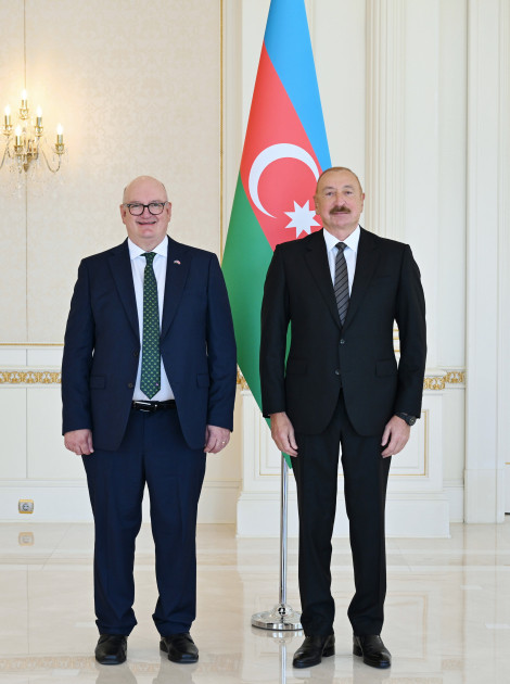 Prezident İlham Əliyev Böyük Britaniyanın Azərbaycanda yeni təyin olunmuş səfirinin etimadnaməsini qəbul edib<font color=red> - FOTOLAR</font>