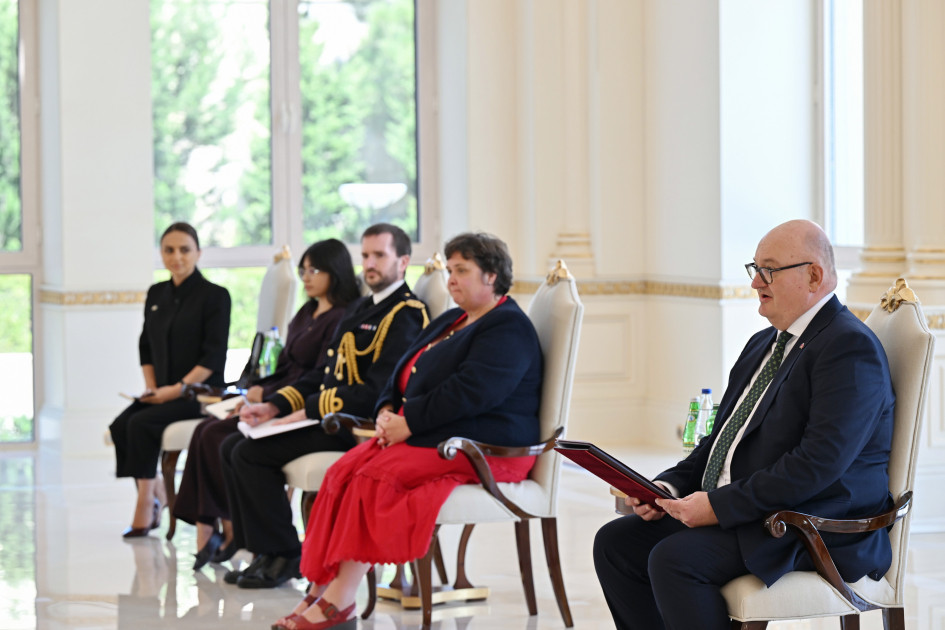 Prezident İlham Əliyev Böyük Britaniyanın Azərbaycanda yeni təyin olunmuş səfirinin etimadnaməsini qəbul edib<font color=red> - FOTOLAR</font>