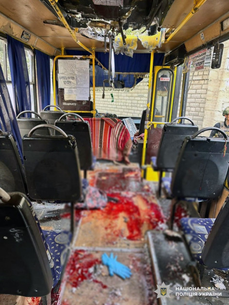 Rusiya Silahlı Qüvvələri Xersonda mikroavtobusa zərbə endirib, ölənlər var<font color=red> - FOTOLAR</font>