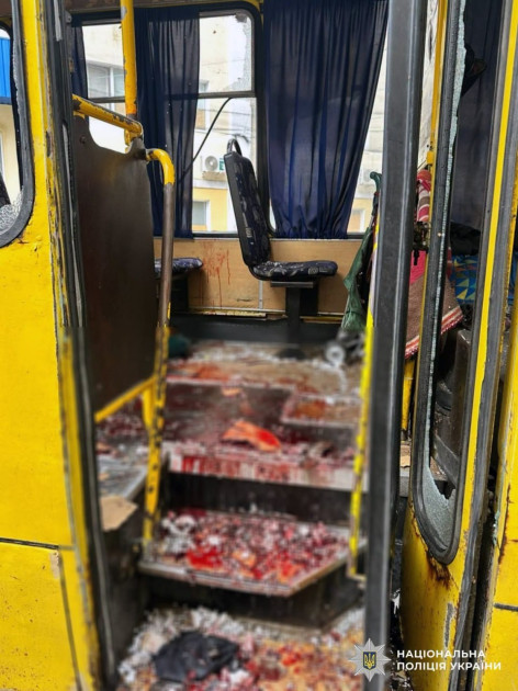 Rusiya Silahlı Qüvvələri Xersonda mikroavtobusa zərbə endirib, ölənlər var<font color=red> - FOTOLAR</font>
