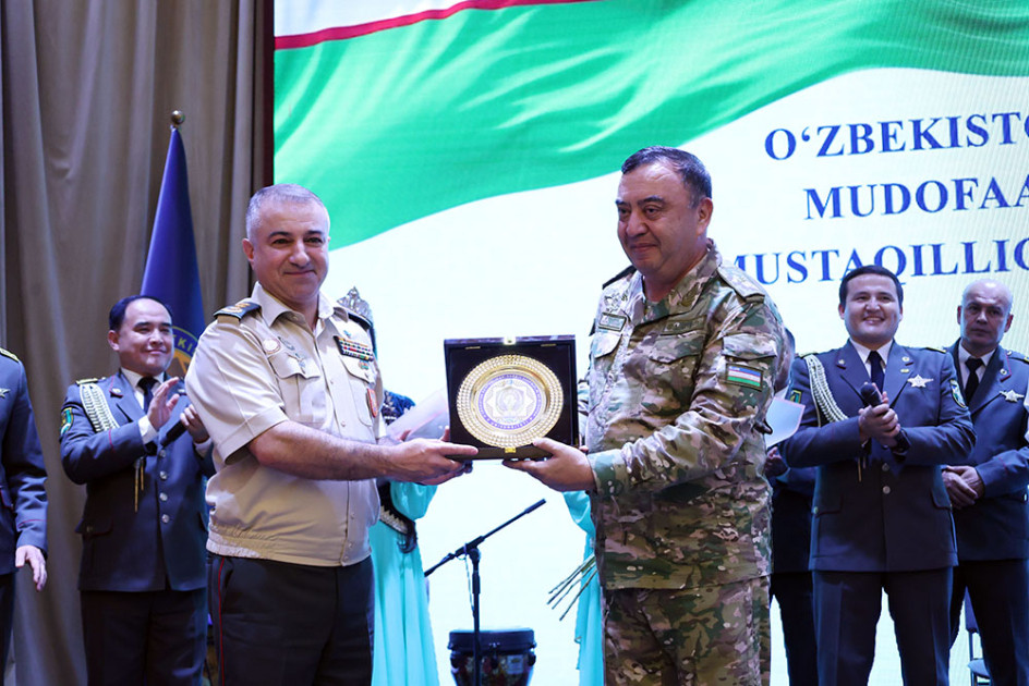 Azərbaycan və Özbəkistan Müdafiə nazirlikləri arasında təcrübə mübadiləsi üzrə işçi görüş olub<font color=red> - FOTOLAR</font>