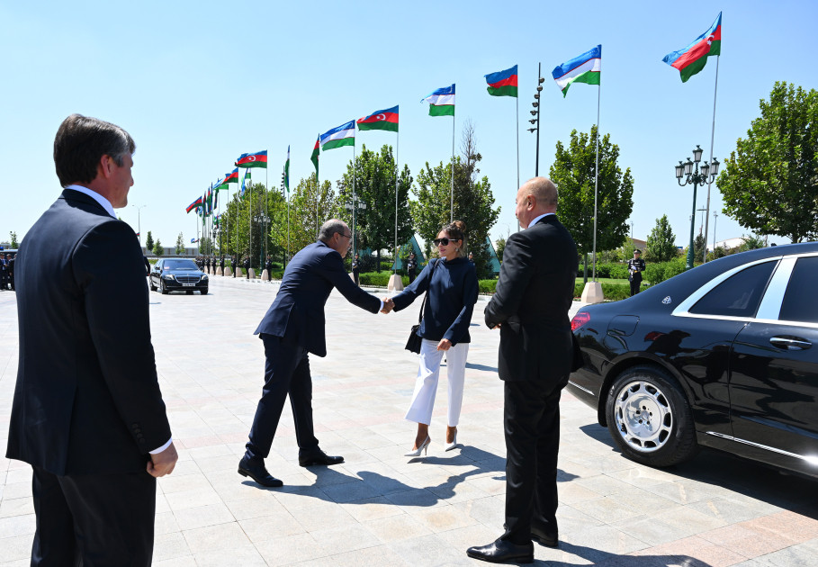 Prezident İlham Əliyev Daşkənddə Müstəqillik abidəsini ziyarət edib <font color='red'> - YENİLƏNİB</font><font color=red> - FOTOLAR</font>