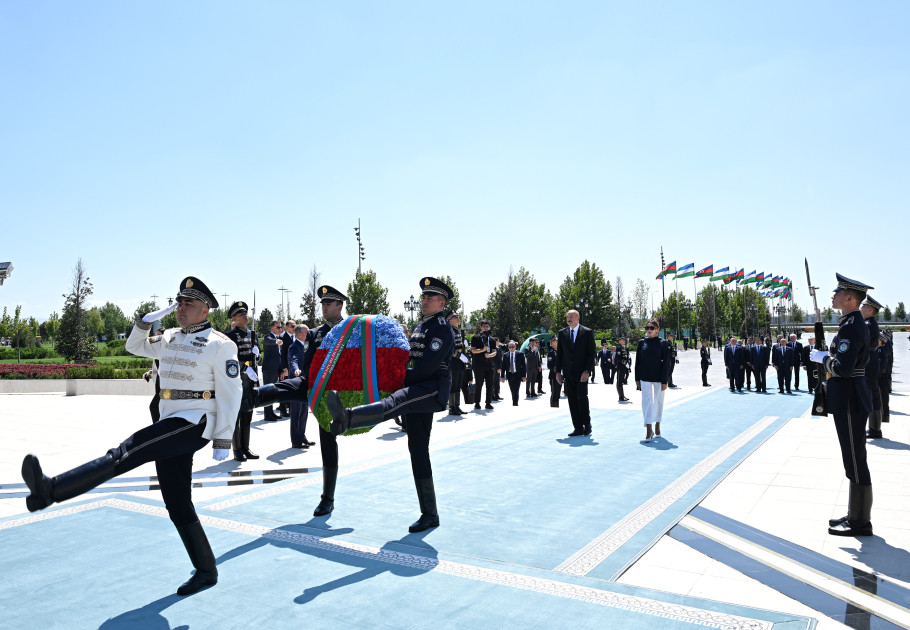 Prezident İlham Əliyev Daşkənddə Müstəqillik abidəsini ziyarət edib <font color='red'> - YENİLƏNİB</font><font color=red> - FOTOLAR</font>