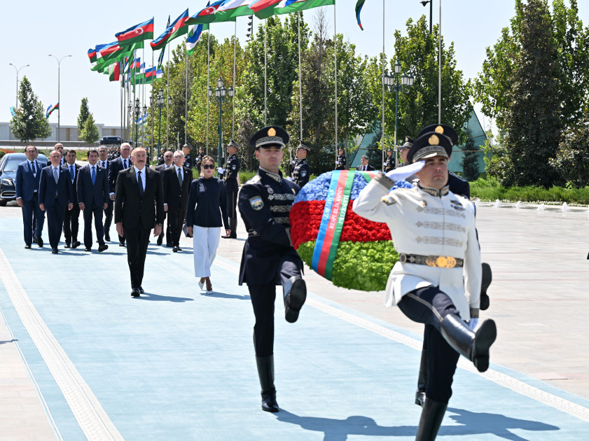 Prezident İlham Əliyev Daşkənddə Müstəqillik abidəsini ziyarət edib <font color='red'> - YENİLƏNİB</font><font color=red> - FOTOLAR</font>