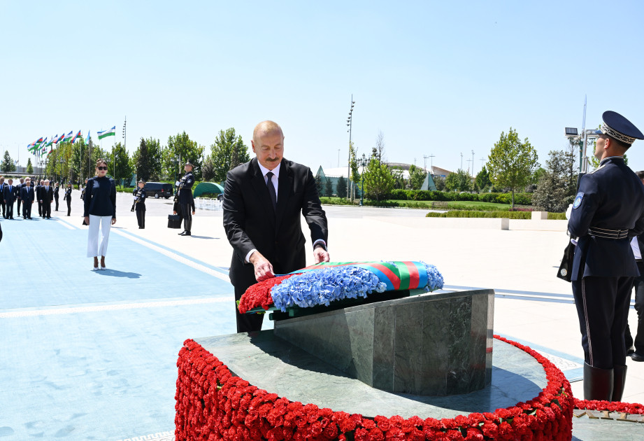Prezident İlham Əliyev Daşkənddə Müstəqillik abidəsini ziyarət edib <font color='red'> - YENİLƏNİB</font><font color=red> - FOTOLAR</font>