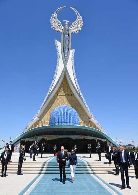 Prezident İlham Əliyev Daşkənddə Müstəqillik abidəsini ziyarət edib <font color='red'> - YENİLƏNİB</font><font color=red> - FOTOLAR</font>