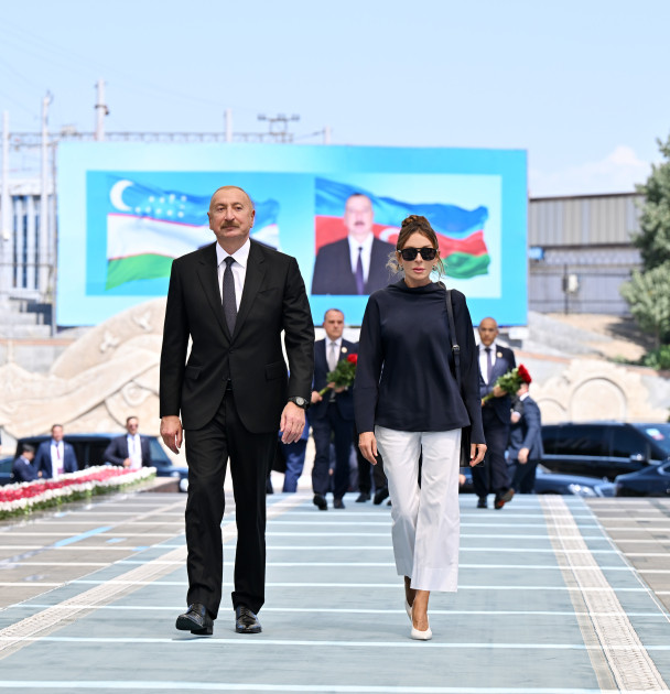 Azərbaycan Prezidenti və birinci xanım Daşkənddə Ümummilli Liderin barelyefi önünə gül dəstələri qoyublar <font color='red'> - YENİLƏNİB</font><font color=red> - FOTOLAR</font>