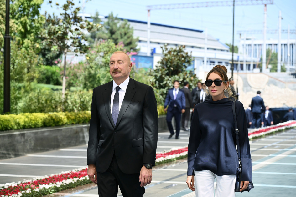 Azərbaycan Prezidenti və birinci xanım Daşkənddə Ümummilli Liderin barelyefi önünə gül dəstələri qoyublar <font color='red'> - YENİLƏNİB</font><font color=red> - FOTOLAR</font>