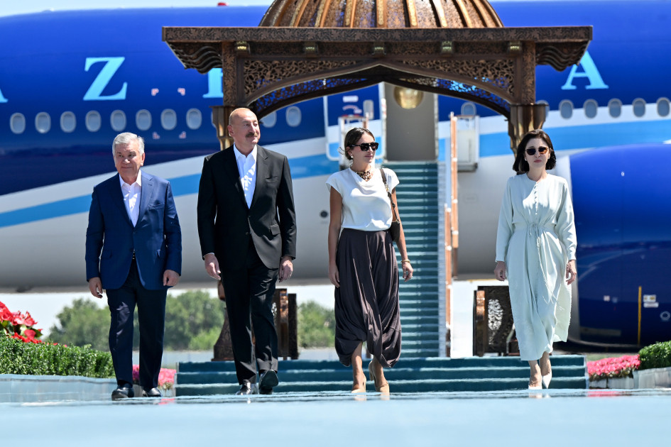 Prezident İlham Əliyev və birinci xanım Mehriban Əliyeva paytaxt Daşkənddən Buxaraya gəliblər<font color='red'> - YENİLƏNİB</font><font color=red> - FOTOLAR</font>