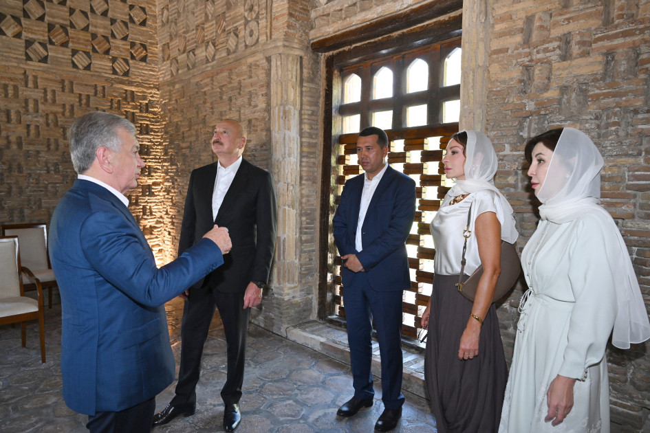 Azərbaycan ilə Özbəkistanın prezidentləri və birinci xanımları Buxarada İsmayıl Samani türbəsi ilə tanış olublar<font color=red> - FOTOLAR</font>