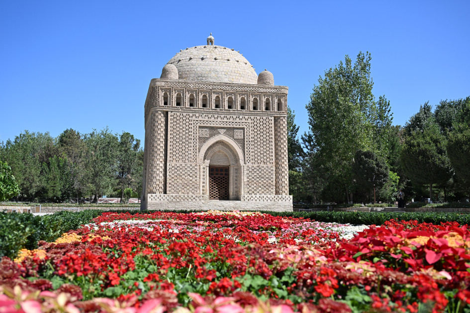 Azərbaycan ilə Özbəkistanın prezidentləri və birinci xanımları Buxarada İsmayıl Samani türbəsi ilə tanış olublar<font color=red> - FOTOLAR</font>