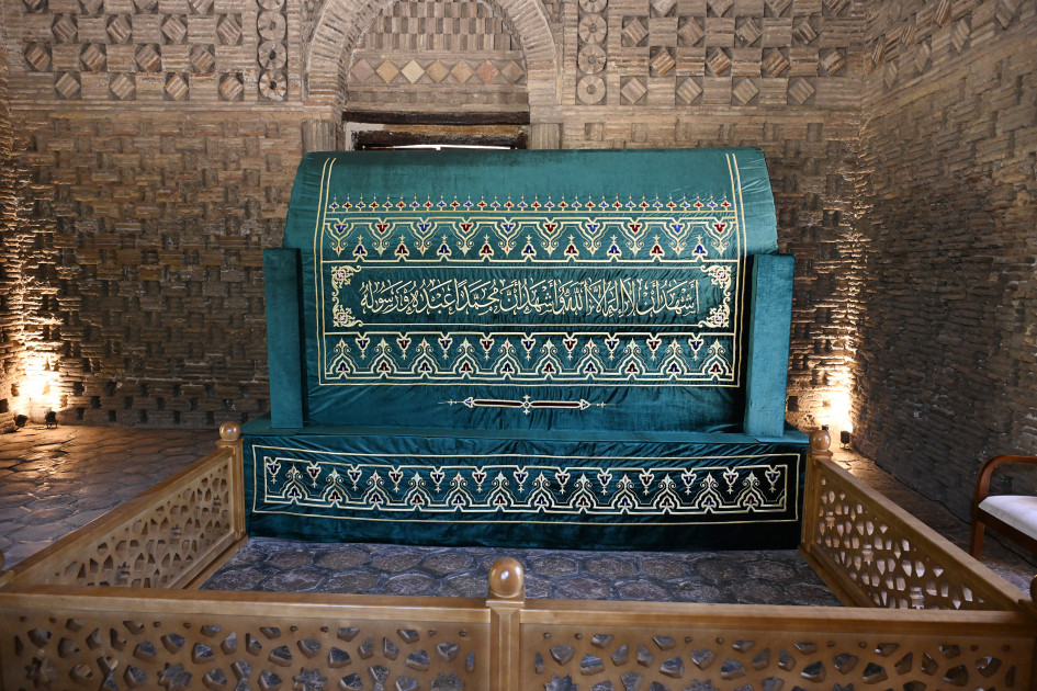 Azərbaycan ilə Özbəkistanın prezidentləri və birinci xanımları Buxarada İsmayıl Samani türbəsi ilə tanış olublar<font color=red> - FOTOLAR</font>